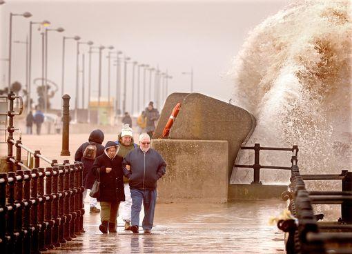需注意！歐洲多國遭強風暴襲擊，港口關(guān)閉，航班停止運營