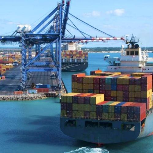 國際海運(yùn)集裝箱貨船在馬來西亞沉船